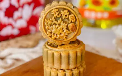 Traditional Mooncake with Salted Egg Yolk